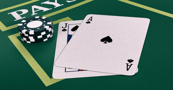 Blackjack-kortit ja pelimerkkejä